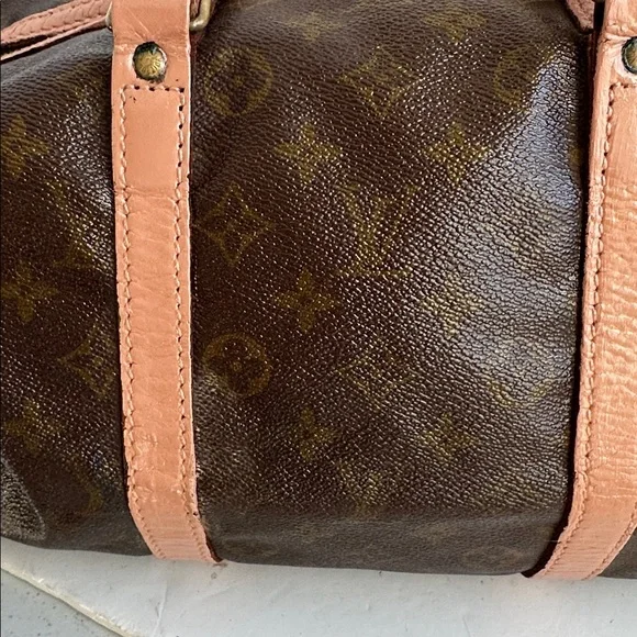 Louis Vuitton Monogram Sac Souple custom
No visible date code
14” x 10” x 7 - Picture 5 of 15